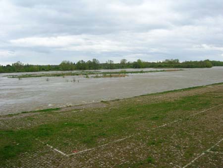 04- visita a Beaugency (Loira in piena)